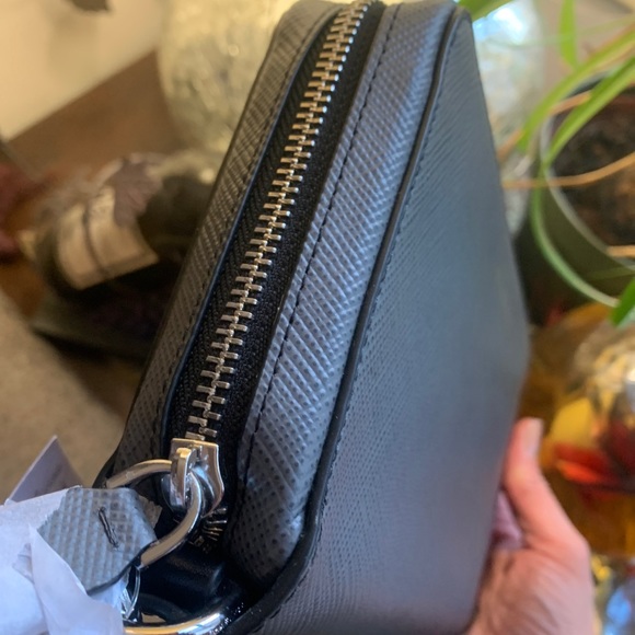 Auth. Michael Kors leather LG phone/card wristlet - Picture 6 of 13